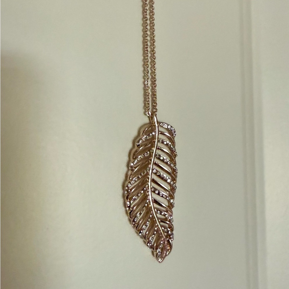 Elegant Gold Leaf Pendant Necklace